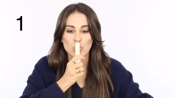 9 Ejercicios Faciales para los Labios: Con espatula
