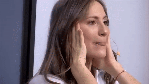9 Ejercicios Faciales para los Labios: Morderse la Lengua